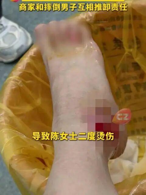 情侣接吻打翻火锅烫伤陌生人 公共空间的边界感引发反思
