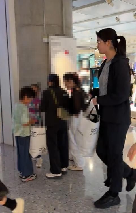 姚明妻女在上海被偶遇 16岁女儿身高195厘米引关注