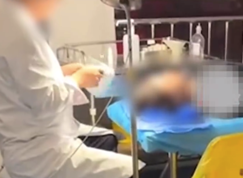 女子戴隐形眼镜黏眼球就医滴麻药才取出 店铺客服：这批次的隐形眼镜比较贴合（洪都拉