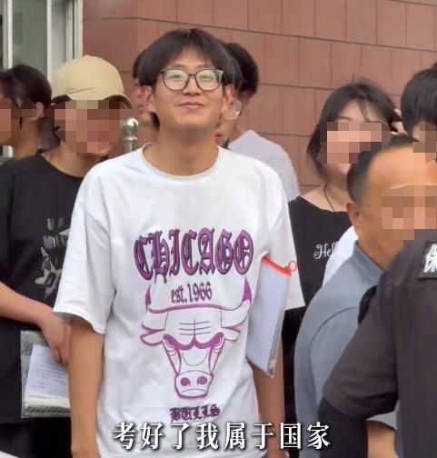 少年高考后走出考场跪谢父亲 跪出教养与感恩