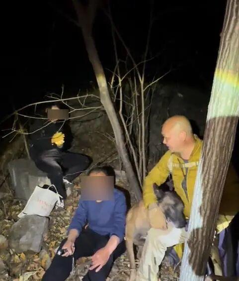 南太行失联男子家属跪谢救援人员 40余天搜寻终落幕