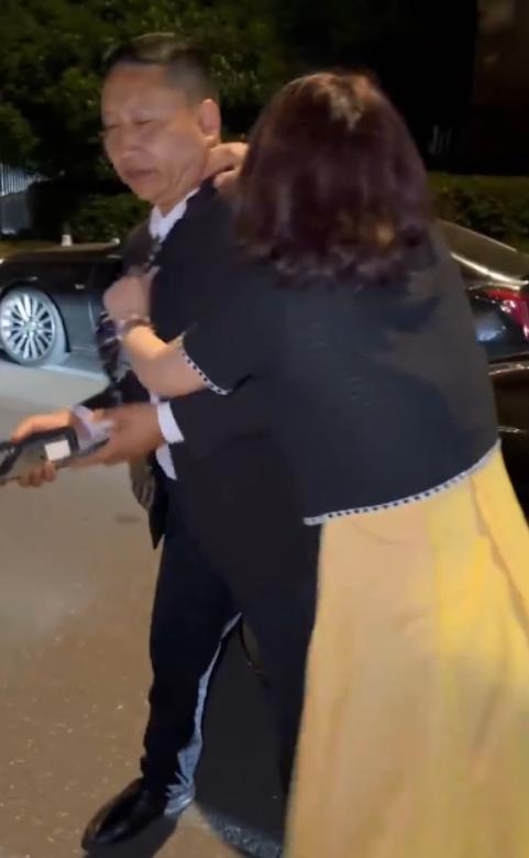 女乘客因殴打司机体力不支倒地 荒诞一幕引热议