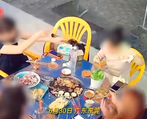 女子户外吃烤肉天降一盆水：遇水则发