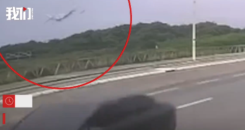 巴西一载2人飞机在空中倾斜后坠毁 燃油泄漏险酿爆炸