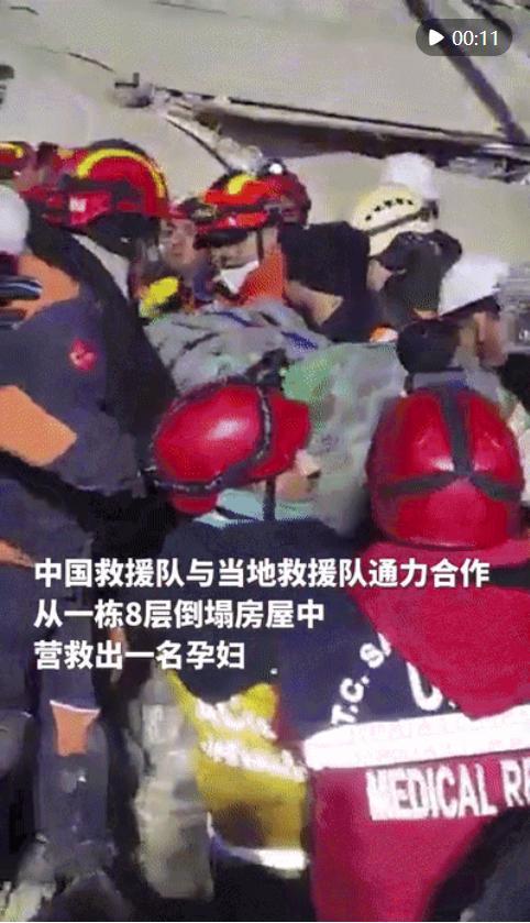 土小伙和中国救援队并肩战斗 借助语音翻译软件克服交流障碍