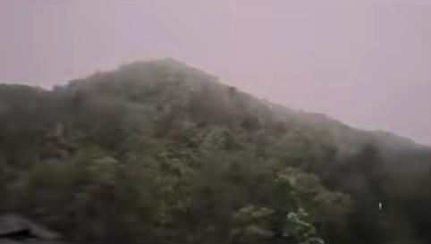 河南嵩縣一景區(qū)有游客因泥石流被困 緊急閉園救援中