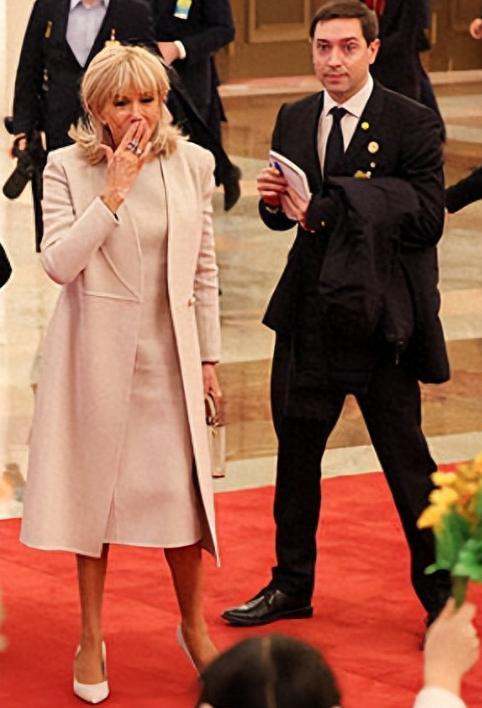 馬克龍?jiān)谥蟹綒g迎儀式上獻(xiàn)飛吻 夫人新發(fā)型搶鏡