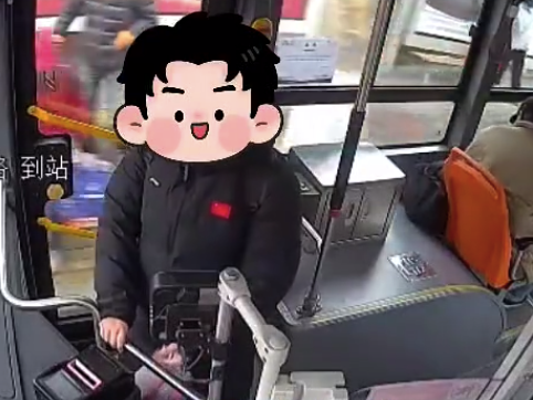 公交车上男生须臾递给师父一杯奶茶：您还铭刻我吗？