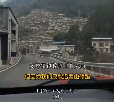 镇政府回应多个电线杆矗立公路中间：电线杆是先有的，路是后面修的，将整改
