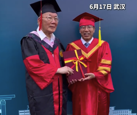 81岁香港学子武汉攻读博士毕业：君子自强不息