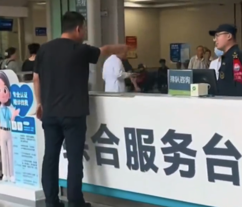 医院应急演练太逼真 大爷上前劝架