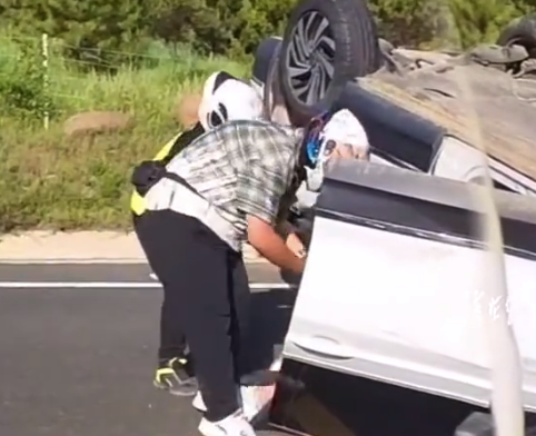旅行途中目击车祸骑手第一时间停车救人 安全提醒：道路救援，安全第一