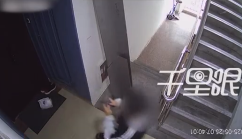 外賣員擺拍餐品送達后偷走外賣監(jiān)控拍下全過程 當事人回應(yīng)