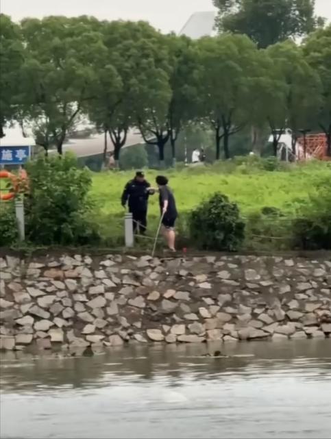 大學(xué)生校內(nèi)釣魚(yú)被制止后自己滾水里 無(wú)賴行徑引圍觀