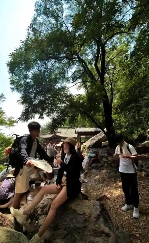 两女子花三万请24位“陪爬”登顶泰山 钞能力引发热议
