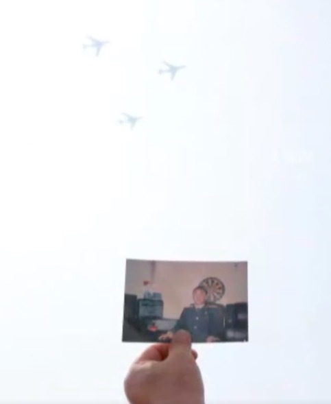 王伟和歼35合影了！王伟妻子带王伟照片看九三阅兵