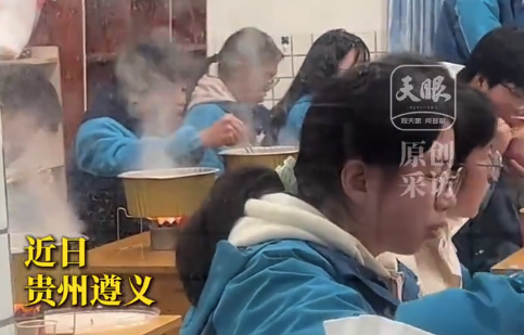 “90后”班主任组织学生教室煮暖锅：高中活命太累了，给他们收缩一下