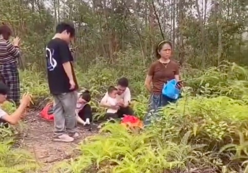 又到华南F3祭祖时间了！一家人爬山祭祖找不到奶奶坟头