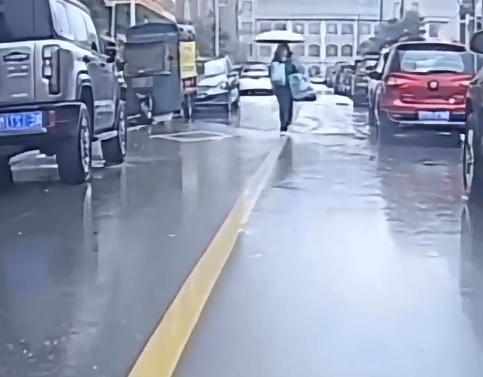 出租车司机让迟到乘客追车200米：我故意要整一下她