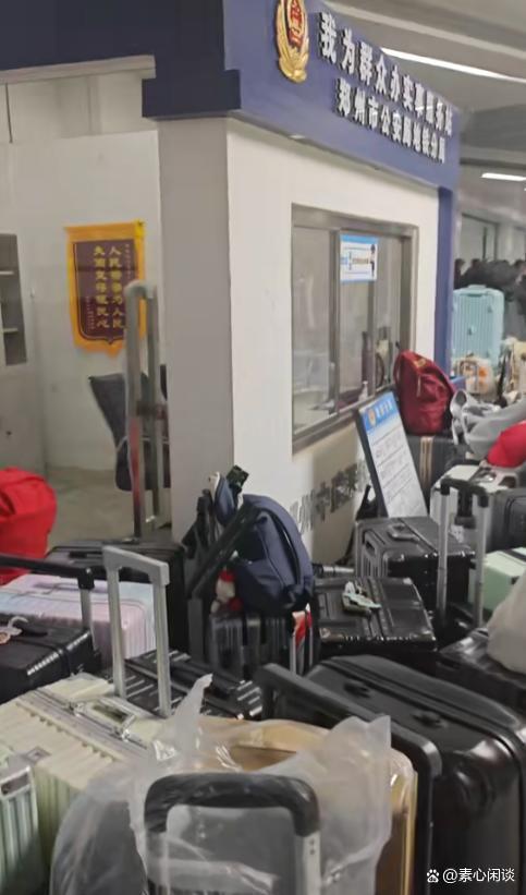 警务室门口摆满行李 主打一个信任 温暖假期尾声