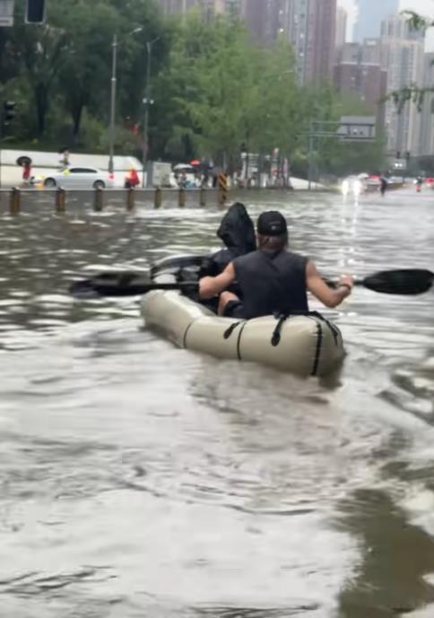 成都大暴雨有市民在雨中划船 展现成都人的松弛感