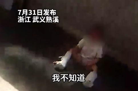 6岁女孩双腿骨折想妈妈忍痛爬下楼 被民警温柔安抚
