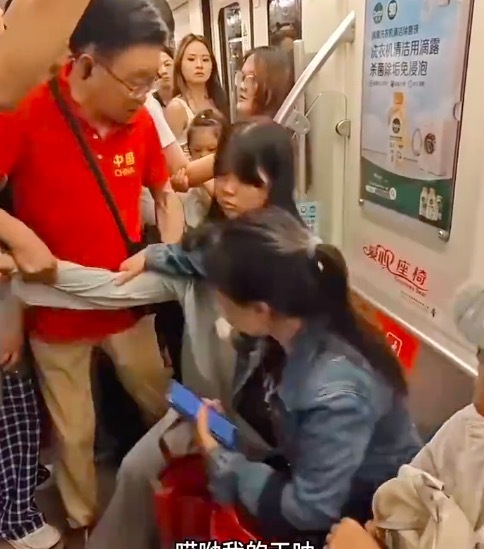 男子地铁抢座与母女发生肢体冲突