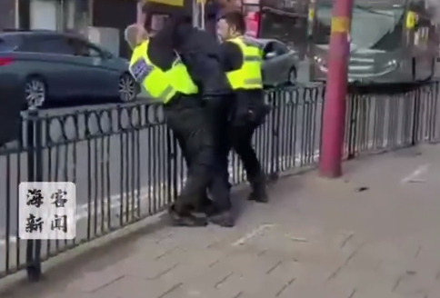 英国一嫌犯抢走警棍一棍将警察打翻 骑走电动车逃之夭夭