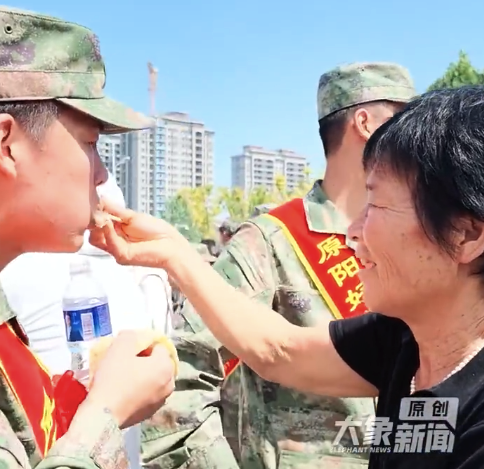 新兵即将踏上军旅，临行前被亲人喂上一口热饺子