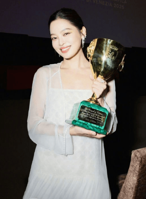 辛芷蕾称收到女演员们集体送祝福