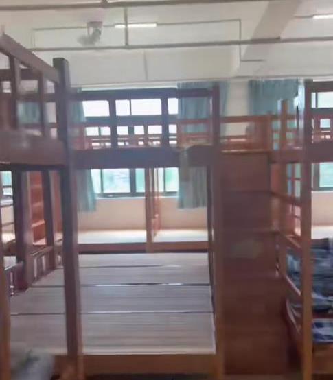 佛山一学校被曝一间房住百人