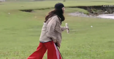 节目里忙着捡垃圾的张柏芝也太可爱了！