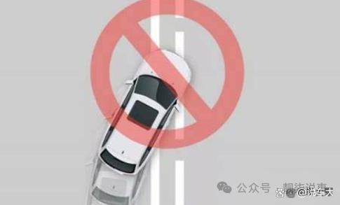 轿车违规掉头撞装甲车 规则与侥幸的较量