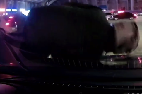 男子开车下班路上撞飞骑电动车领导 网友：告诉领导线上炒股配资开户，下班路上也是工伤