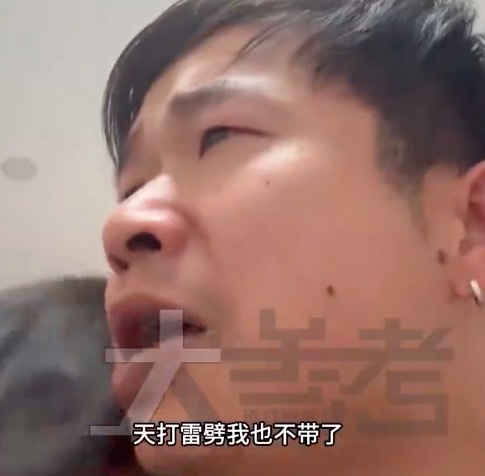 全职宝爸累到崩溃哭诉要上班