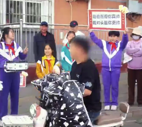 北京市民忘戴头盔被萌娃整破防了 