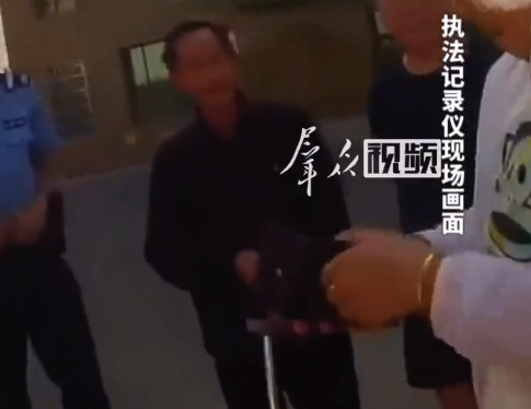 72岁老人送还2万现金婉拒答谢：我戴着党员徽章呢
