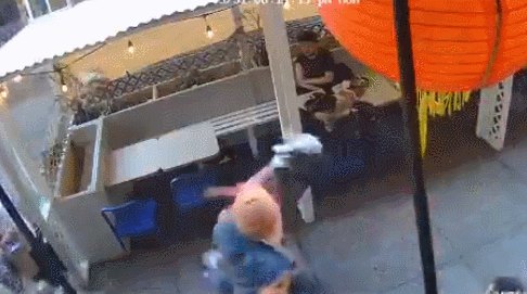 重拳袭击华裔的黑人男子是惯犯：2020年被捕8次