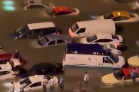 阿联酋遭罕见暴雨侵袭：飞机在水中艰难滑行，交通陷瘫痪