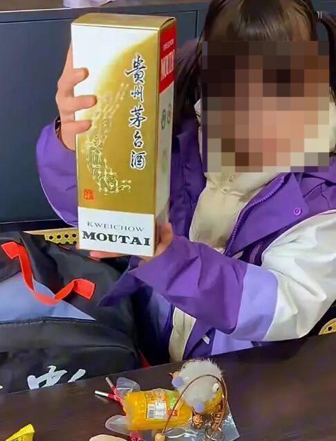 官方辟谣小学生50元买茅台 家长拍段子已道歉