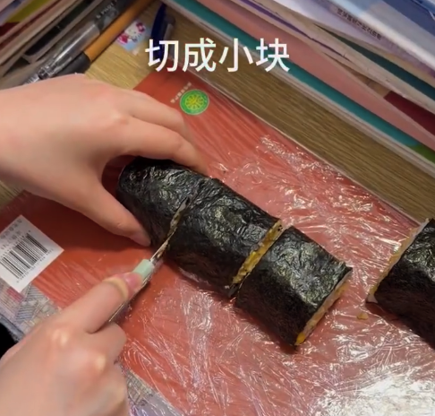 用吃剩的薯片盒做寿司 