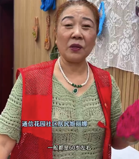 郑州老社区里藏着“潮”密码！老人用钩针解锁银发创意