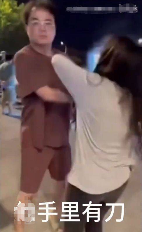 警方回应女子持刀被壮汉制服 现场情况危急引发关注