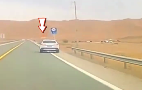 一家四口自驾翻车 路过司机踹窗救人