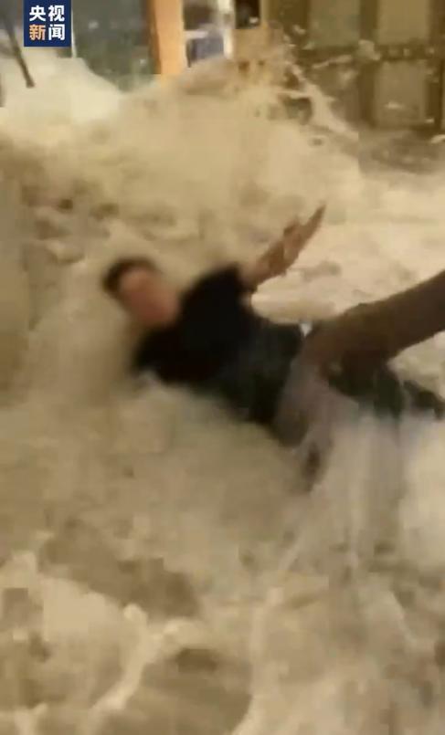 香港海洋公园近邻一酒店被海水冲入 台风“桦加沙”残酷法规