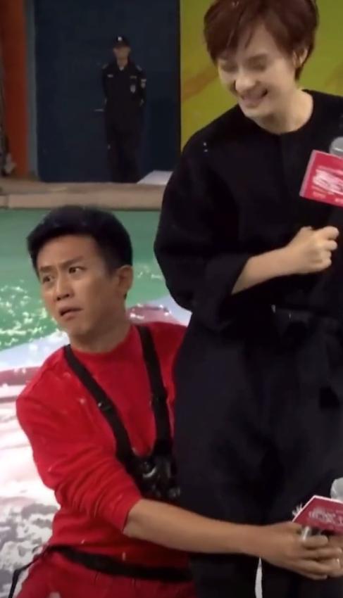 鄧超假裝“親一口”逗笑孫儷 恩愛如初撒狗糧