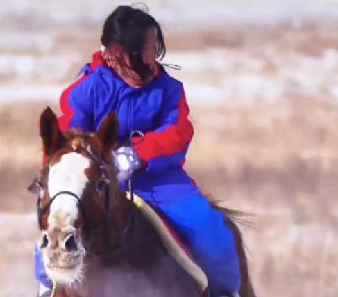 内蒙古锡林郭勒盟第三届冬季蒙古马超级联赛 6岁女孩雪原策马10公里夺冠