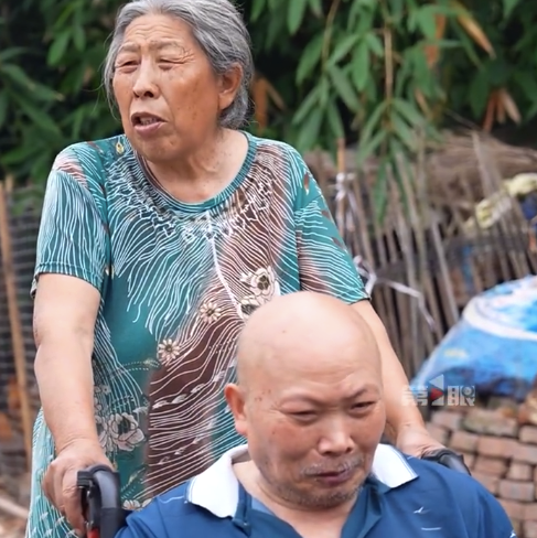 74岁奶奶守护瘫痪丈夫34年 