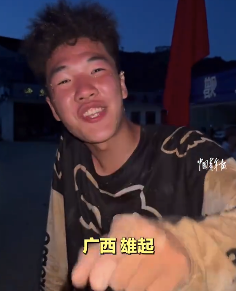19岁重庆小伙骑摩托车支援广西:广西,雄起!