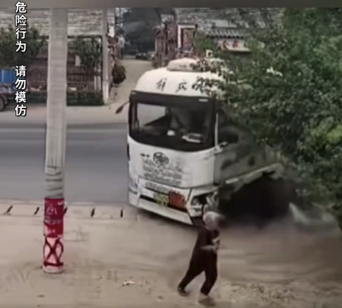 罐车‌突然失控直冲而来 老人神反应躲过